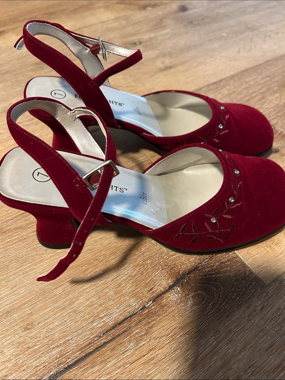 Vintage Highlights Women's Burgundy Velvet Strappy short heels - Picture 2 of 7